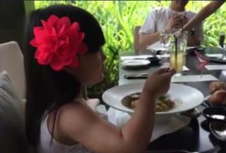 乐酷游学：王诗龄一家新加坡游玩 小妞不爱吃面条