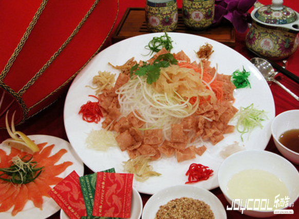 新加坡人“捞鱼生”讨彩头