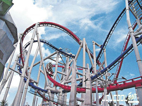 环球影城 并肩征服“红蓝线”过山车