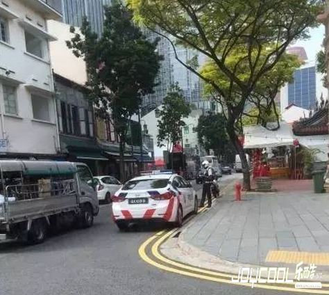 新加坡警车违反交通规则，照样被开罚款单