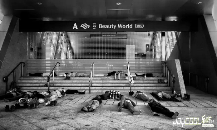 新加坡的讽刺镜头：我们建造了美丽世界，最后却露宿街边！