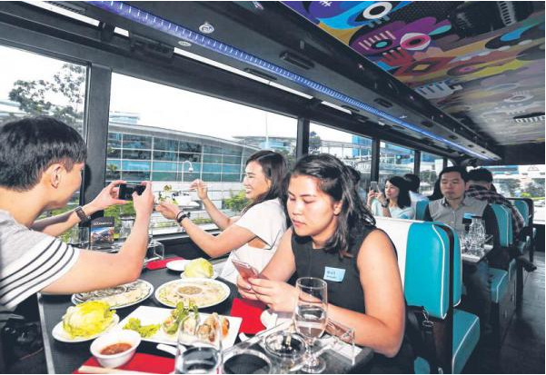 新加坡游学巴士与您边吃边观光